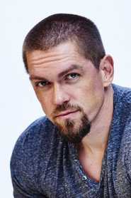 Steve Howey no elenco de Stuber: A Corrida Maluca