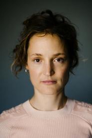 Vicky Krieps no elenco de Tempo