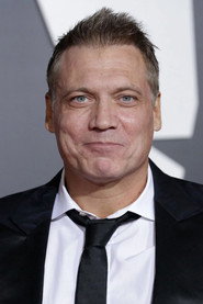 Holt McCallany no elenco de Os Perdedores