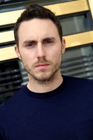 Aksel Üstün no elenco de Sob as Águas do Sena