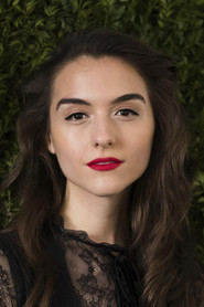 Quinn Shephard no elenco de Sol da Meia-noite
