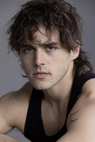 Charlie Gillespie no elenco de Dezesseis Facadas
