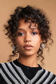 Taylor Russell no elenco de Perdidos no Espaço