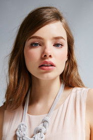 Kristine Froseth no elenco de The Society