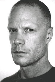 Brian Steele no elenco de Perdidos no Espaço