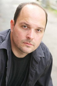 Jason Adkins no elenco de A Ilha do Inverno