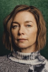 Julianne Nicholson no elenco de Paradise