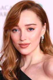 Phoebe Dynevor no elenco de Ataque Brutal